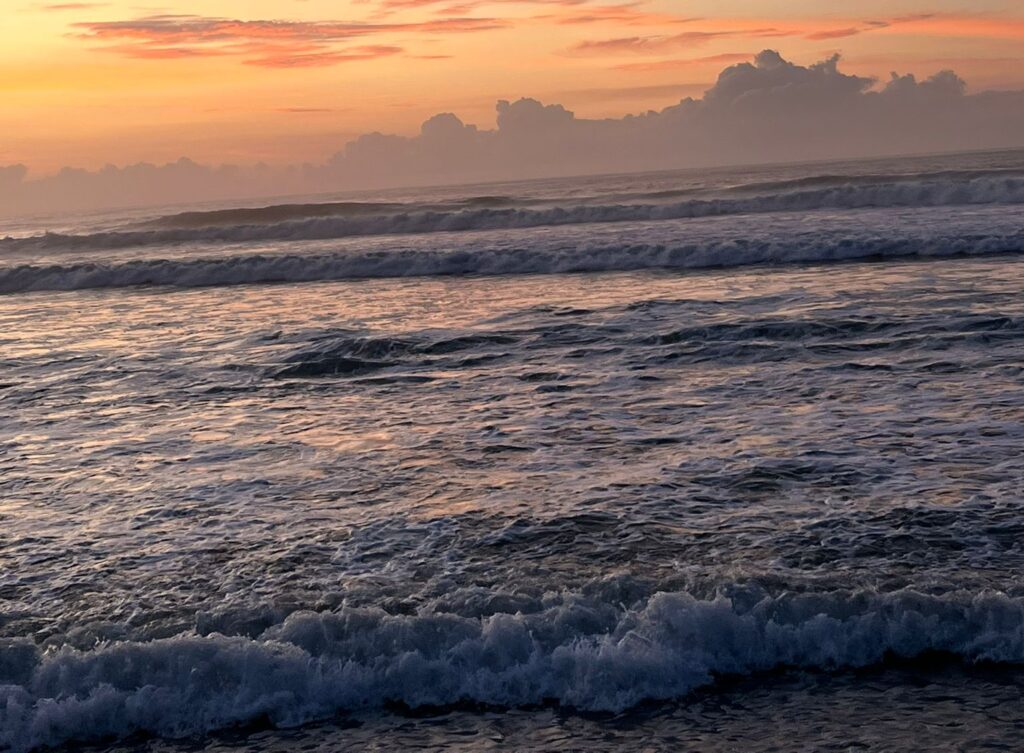 Atardecer sobre el mar en tonos cálidos, imagen de portada del sitio web de Mar Libre.